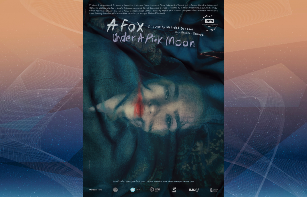 Un renard sous une lune rose